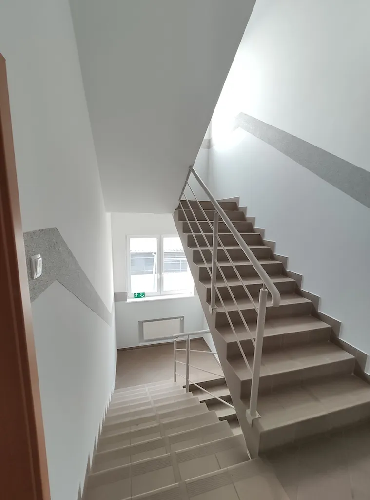 Boczna klatka schodowa na 1. piętrze