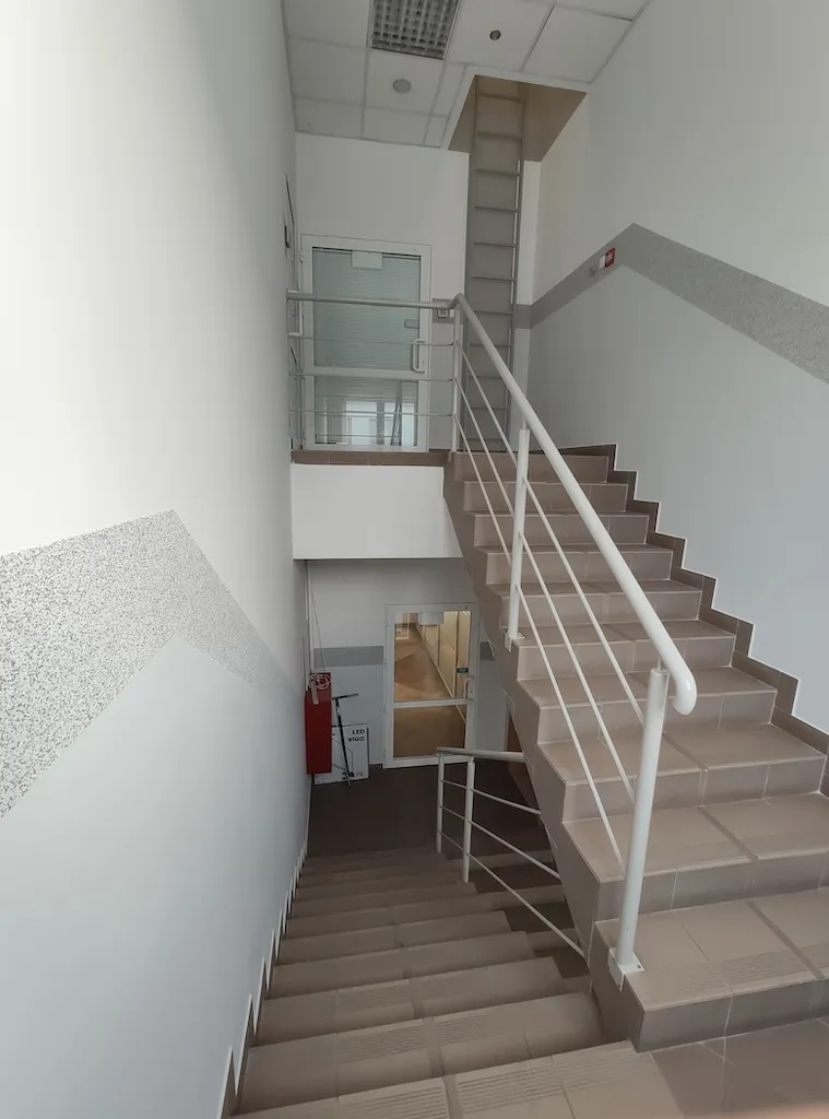 Boczna klatka schodowa na 2. piętrze